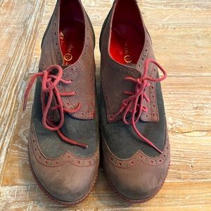 Jambu Seattle Wedge two tone gray w/ reddish pink stitching and laces.  Size 8